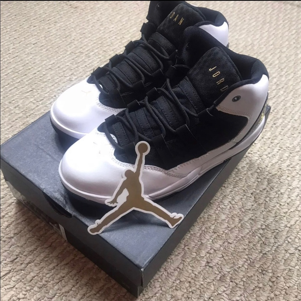 NWT air Jordan Max aura white size 2y